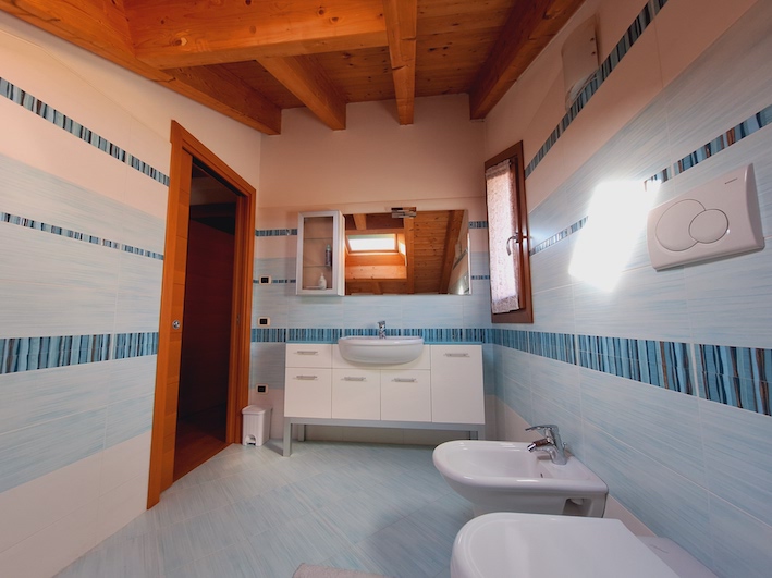 Bellissimo appartamento duplex, in una tranquilla palazzina del 2007 che ospita solo sette unità ...