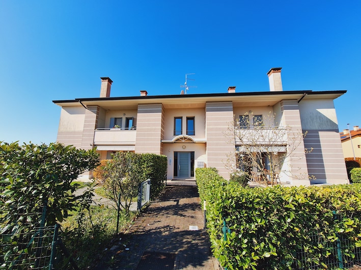 Bellissimo appartamento duplex, in una tranquilla palazzina del 2007 che ospita solo sette unità ...