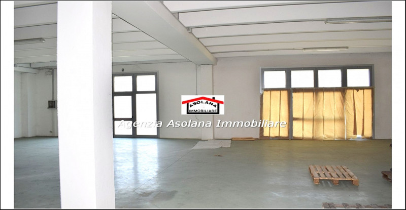 Vendesi spazi commerciali/produttivi/magazzini a Casella d’Asolo in immobile di recente costruzio...
