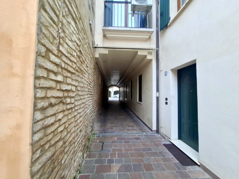 ELEGANTE MINI ARREDATO CON POSTO AUTO VIC.ZE PRATO DELLA VALLE

Nel cuore del centro storico di P...