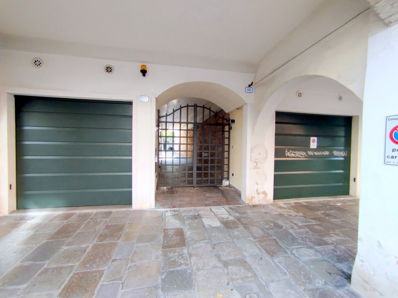 ELEGANTE MINI ARREDATO CON POSTO AUTO VIC.ZE PRATO DELLA VALLE

Nel cuore del centro storico di P...