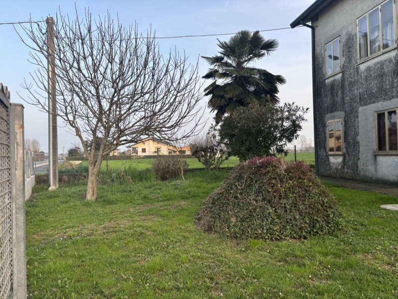Nel cuore di Arlesega di Mestrino, in una posizione riservata immersa nel verde ma al tempo stess...