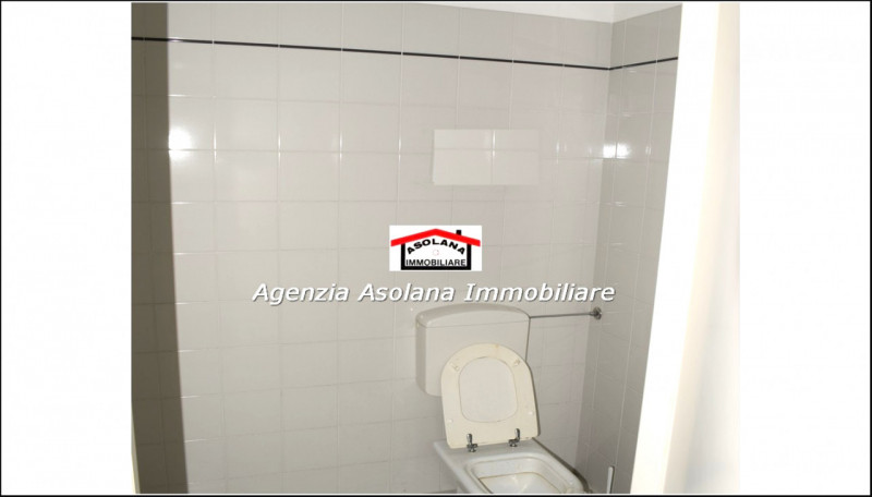 Vendesi spazi commerciali/produttivi/magazzini a Casella d’Asolo in immobile di recente costruzio...