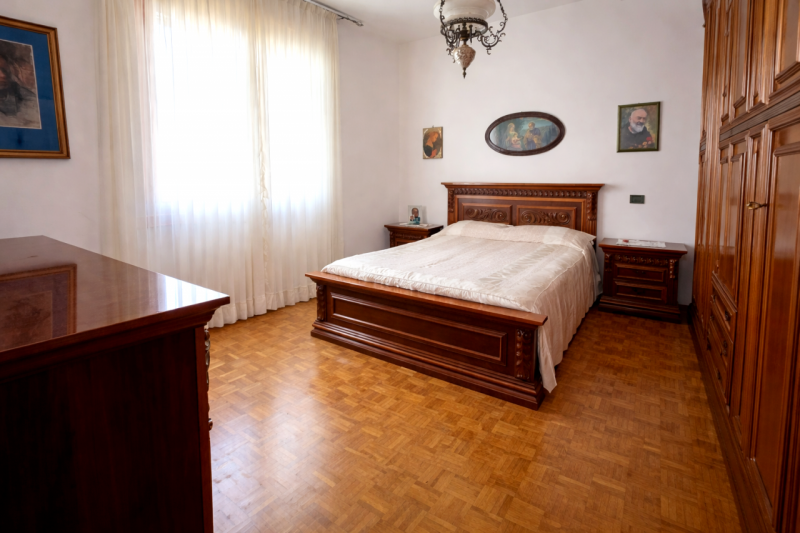 Proponiamo in vendita un ampio appartamento quadrilocale situato nel cuore di Montecchio Maggiore...