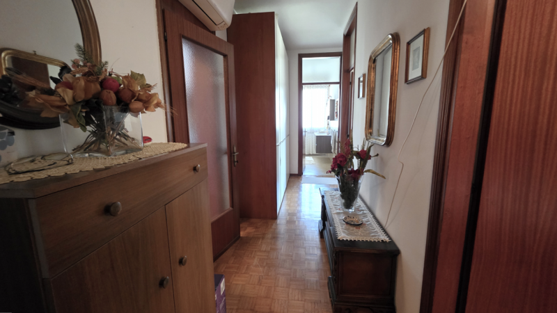 Proponiamo in vendita un ampio appartamento quadrilocale situato nel cuore di Montecchio Maggiore...