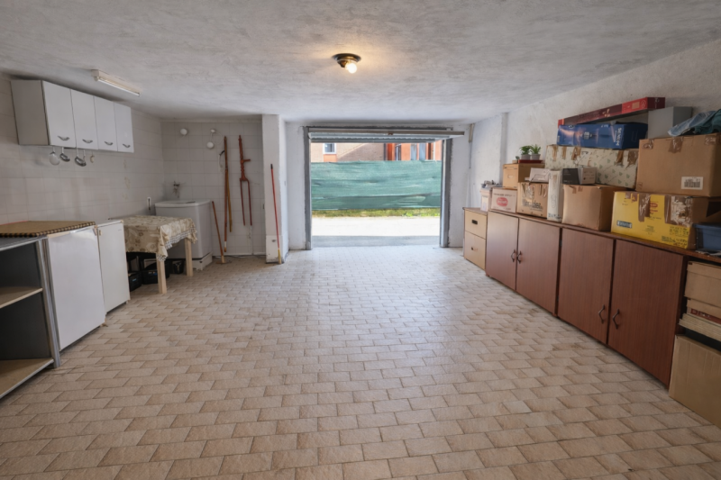 Proponiamo in vendita un ampio appartamento quadrilocale situato nel cuore di Montecchio Maggiore...