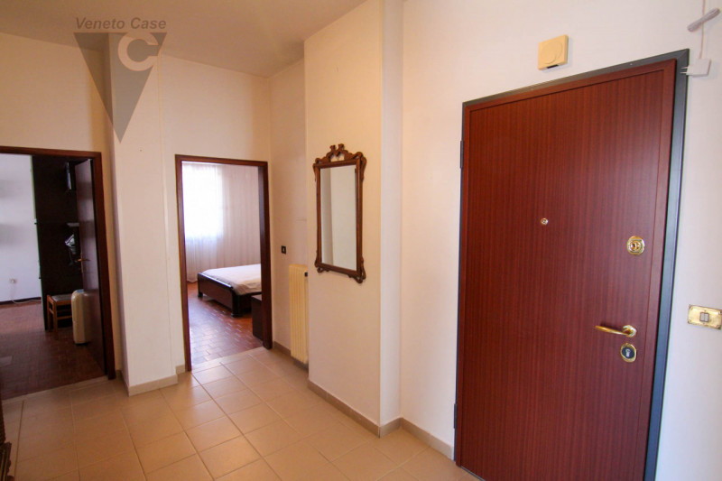 Nel cuore di Chioggia proponiamo in vendita un appartamento al piano rialzato di circa 100 mq, un...