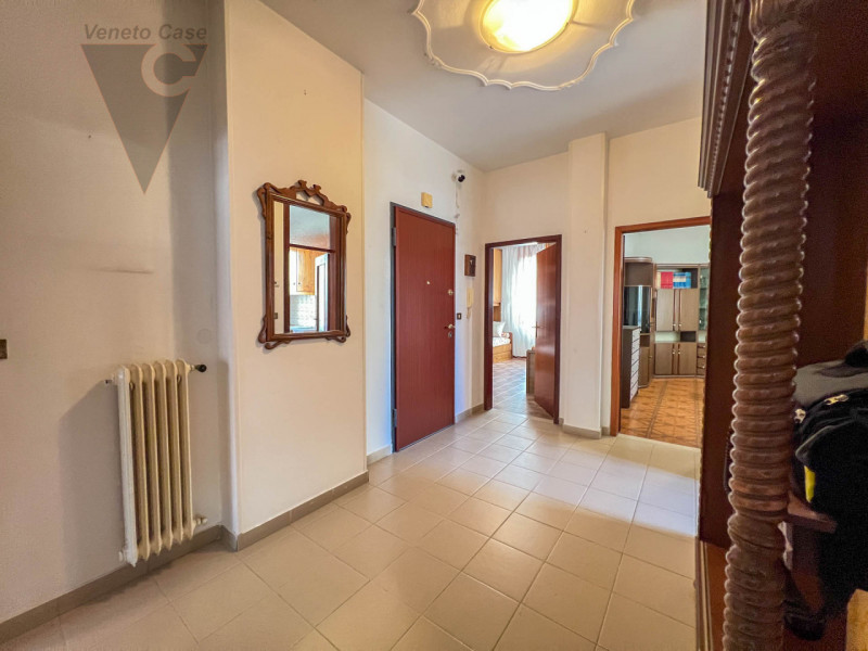 Nel cuore di Chioggia proponiamo in vendita un appartamento al piano rialzato di circa 100 mq, un...