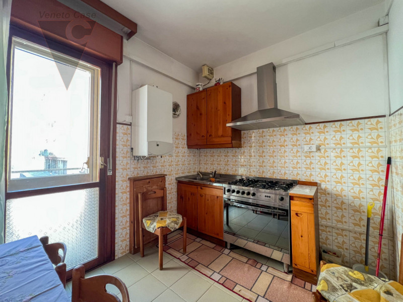 Nel cuore di Chioggia proponiamo in vendita un appartamento al piano rialzato di circa 100 mq, un...