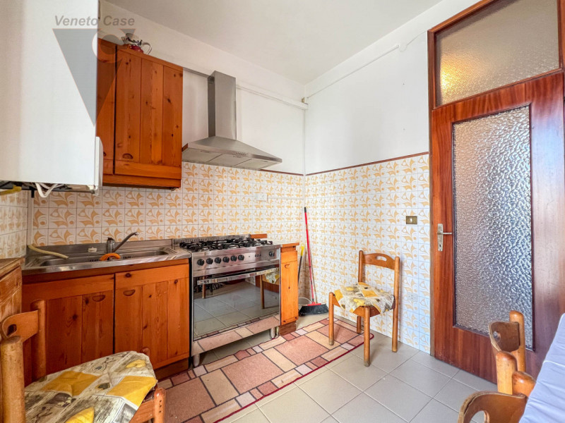 Nel cuore di Chioggia proponiamo in vendita un appartamento al piano rialzato di circa 100 mq, un...