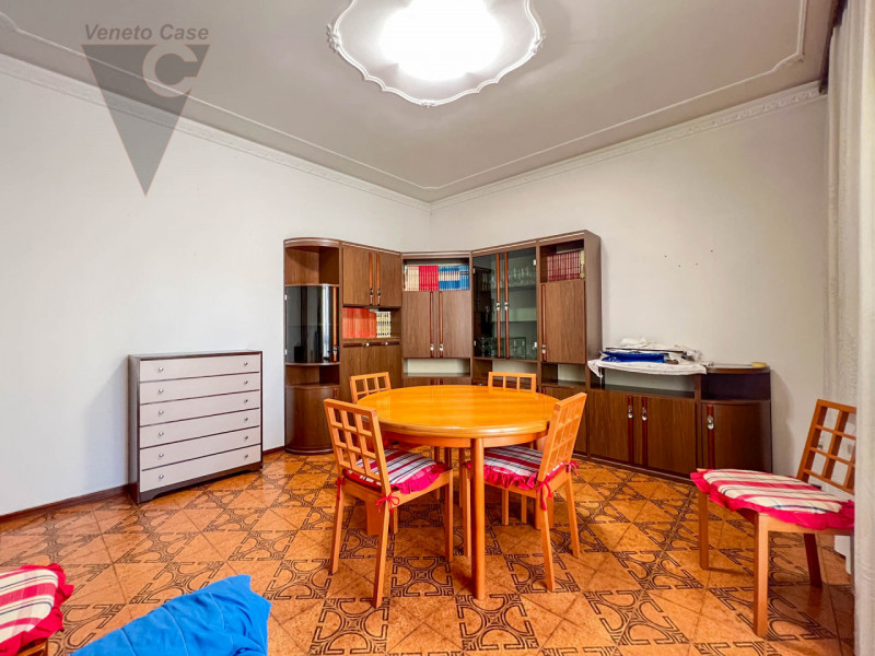 Nel cuore di Chioggia proponiamo in vendita un appartamento al piano rialzato di circa 100 mq, un...