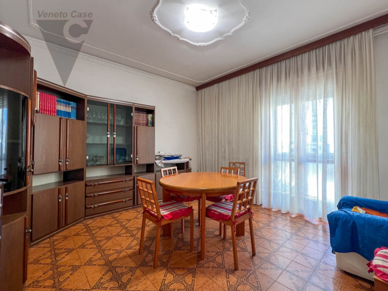 Nel cuore di Chioggia proponiamo in vendita un appartamento al piano rialzato di circa 100 mq, un...