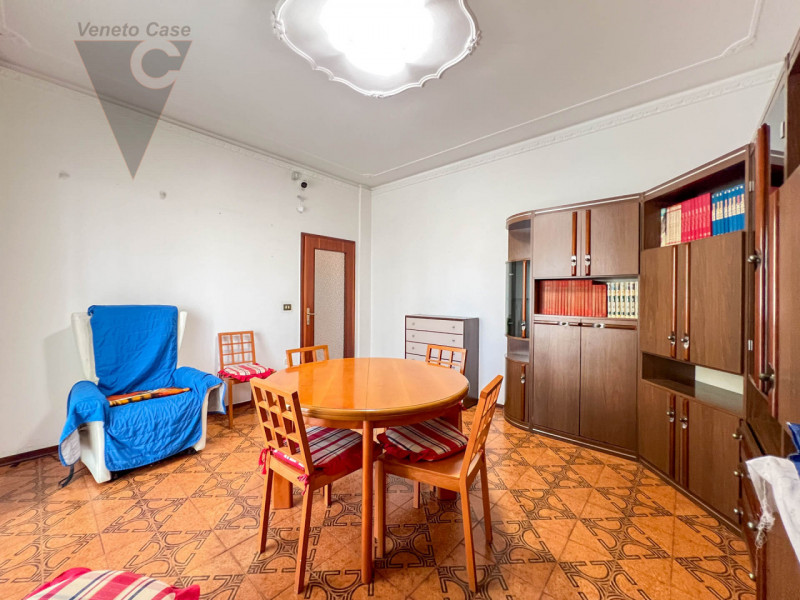 Nel cuore di Chioggia proponiamo in vendita un appartamento al piano rialzato di circa 100 mq, un...