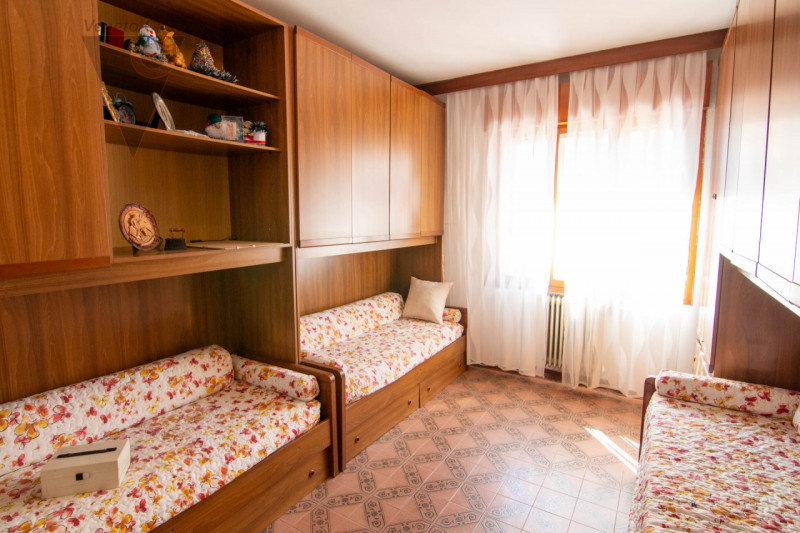 Nel cuore di Chioggia proponiamo in vendita un appartamento al piano rialzato di circa 100 mq, un...