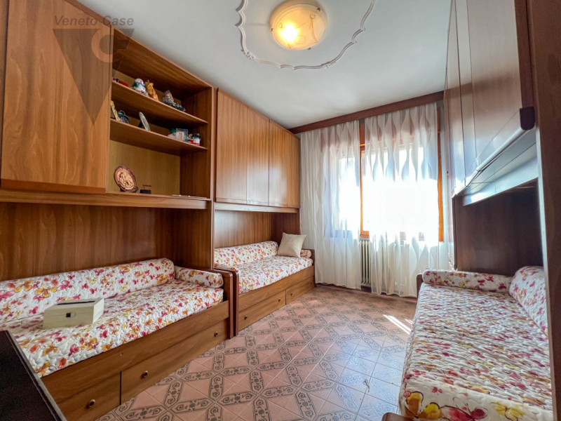 Nel cuore di Chioggia proponiamo in vendita un appartamento al piano rialzato di circa 100 mq, un...