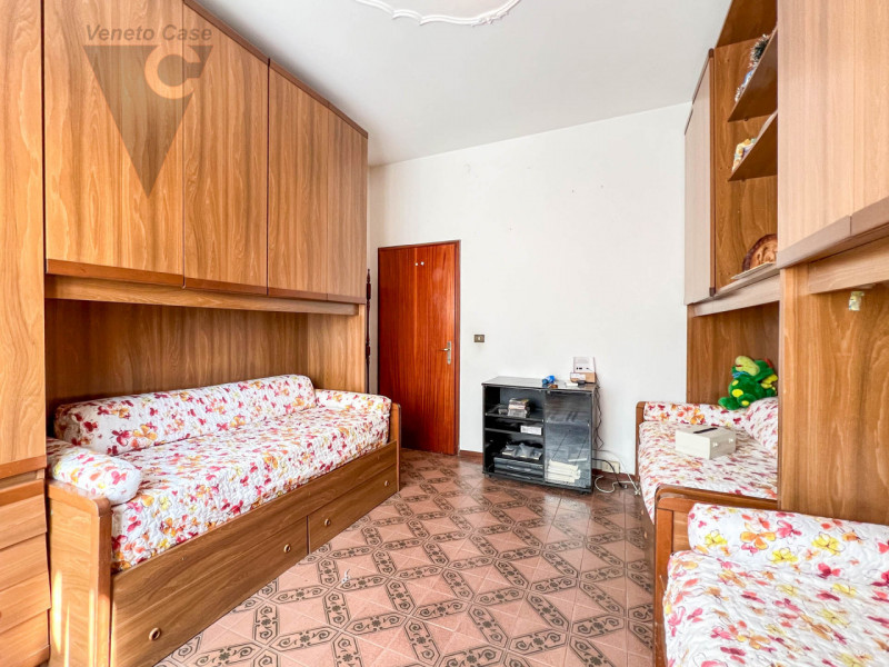 Nel cuore di Chioggia proponiamo in vendita un appartamento al piano rialzato di circa 100 mq, un...