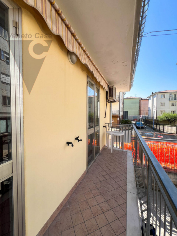 Nel cuore di Chioggia proponiamo in vendita un appartamento al piano rialzato di circa 100 mq, un...