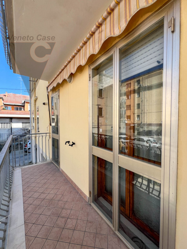 Nel cuore di Chioggia proponiamo in vendita un appartamento al piano rialzato di circa 100 mq, un...