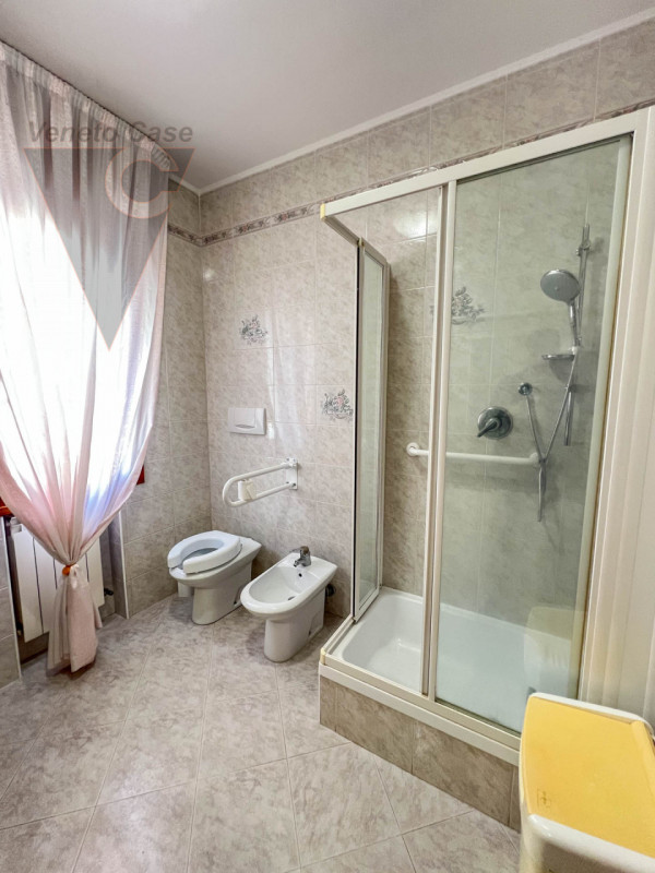 Nel cuore di Chioggia proponiamo in vendita un appartamento al piano rialzato di circa 100 mq, un...