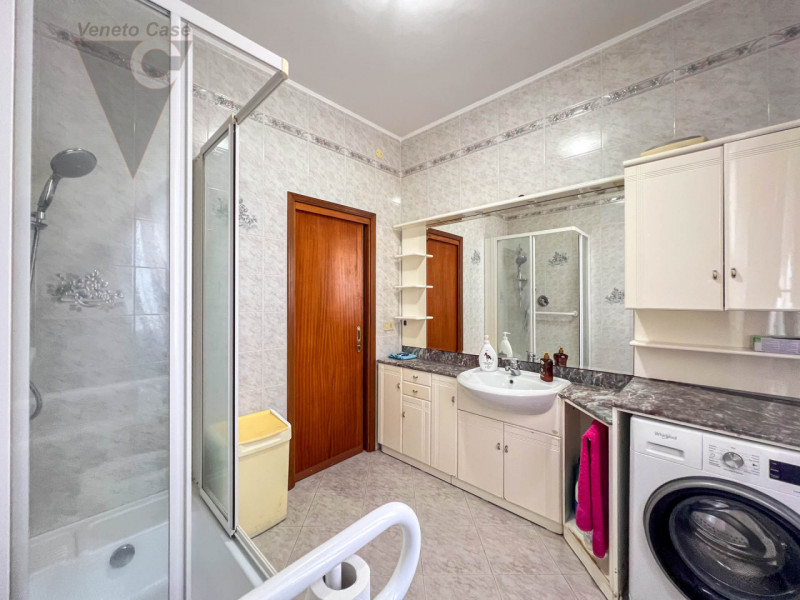 Nel cuore di Chioggia proponiamo in vendita un appartamento al piano rialzato di circa 100 mq, un...