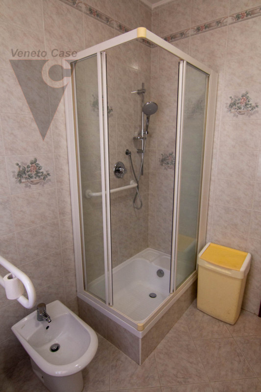 Nel cuore di Chioggia proponiamo in vendita un appartamento al piano rialzato di circa 100 mq, un...