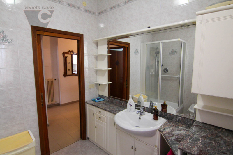 Nel cuore di Chioggia proponiamo in vendita un appartamento al piano rialzato di circa 100 mq, un...