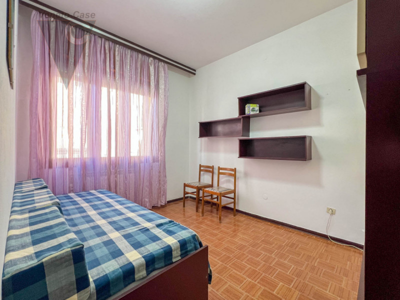 Nel cuore di Chioggia proponiamo in vendita un appartamento al piano rialzato di circa 100 mq, un...