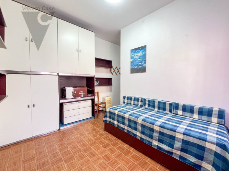 Nel cuore di Chioggia proponiamo in vendita un appartamento al piano rialzato di circa 100 mq, un...