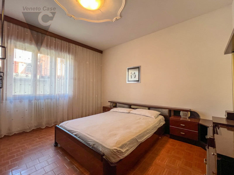 Nel cuore di Chioggia proponiamo in vendita un appartamento al piano rialzato di circa 100 mq, un...