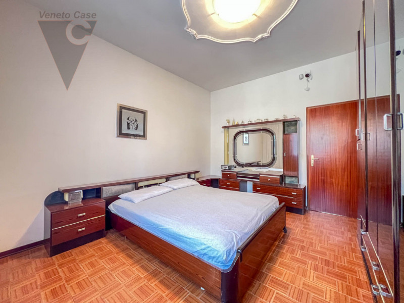 Nel cuore di Chioggia proponiamo in vendita un appartamento al piano rialzato di circa 100 mq, un...