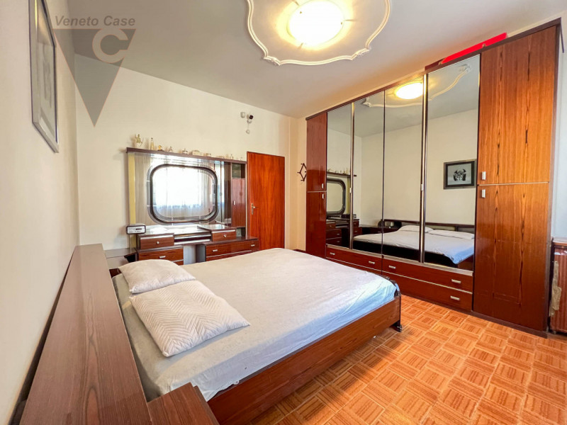 Nel cuore di Chioggia proponiamo in vendita un appartamento al piano rialzato di circa 100 mq, un...