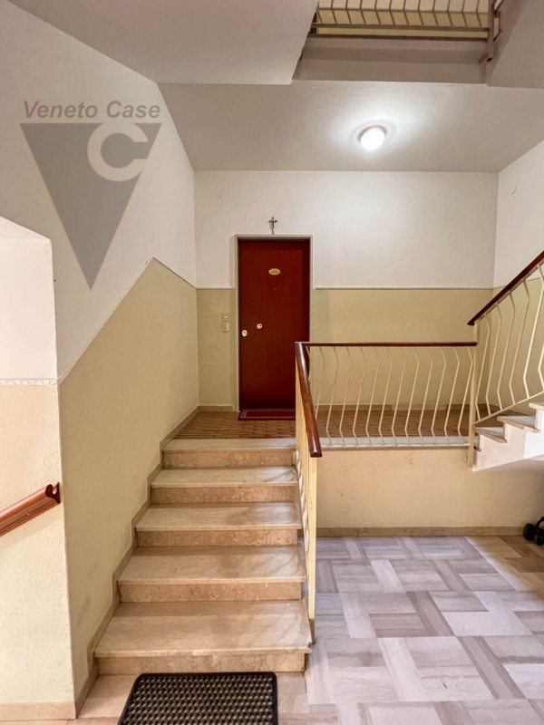 Nel cuore di Chioggia proponiamo in vendita un appartamento al piano rialzato di circa 100 mq, un...