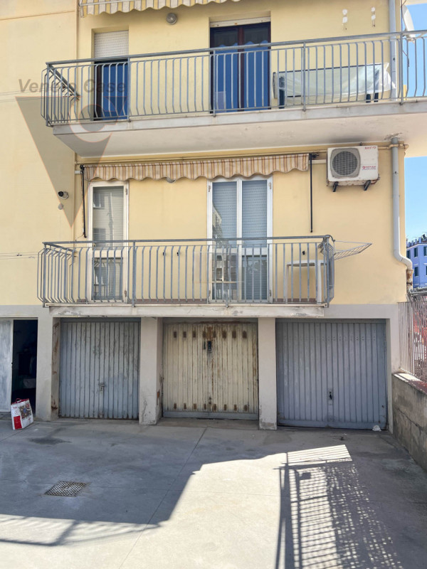 Nel cuore di Chioggia proponiamo in vendita un appartamento al piano rialzato di circa 100 mq, un...