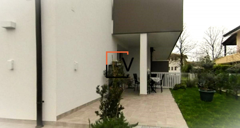 V404 - Proponiamo in vendita un nuovo appartamento al piano terra con giardino piantumato, in pie...