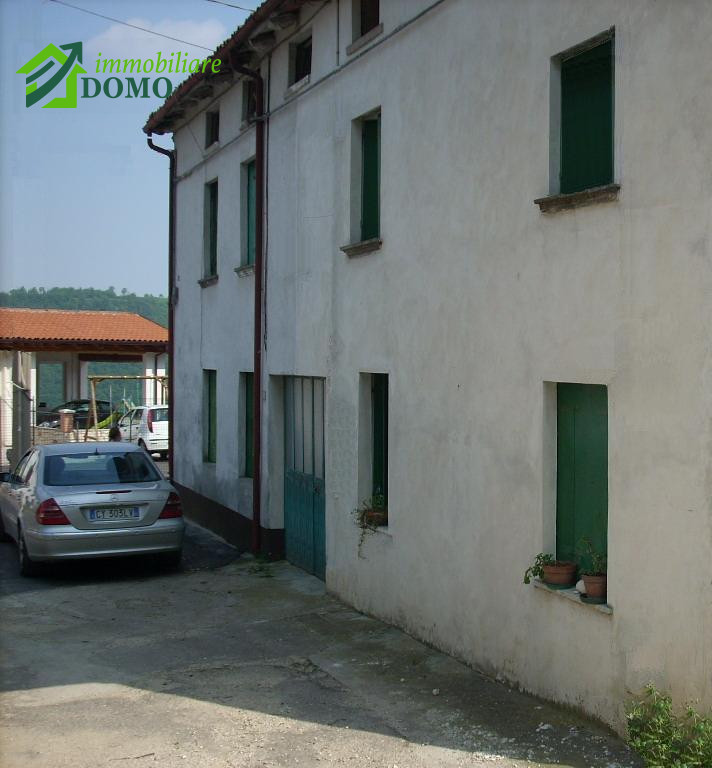 In vendita, nel cuore della tranquilla località Pria Bona a Monte di Malo, vi proponiamo un'oppor...
