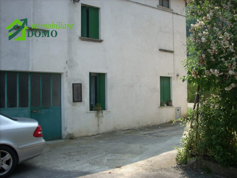 In vendita, nel cuore della tranquilla località Pria Bona a Monte di Malo, vi proponiamo un'oppor...