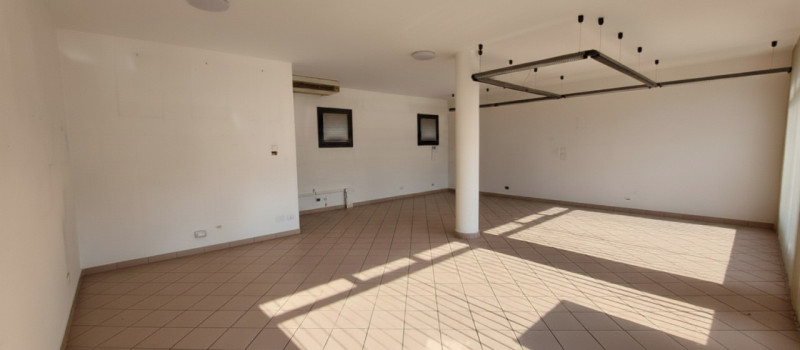 In centro a Pieve di Curtarolo affittasi locale uso ufficio-negozio dalle buone finiture situato ...