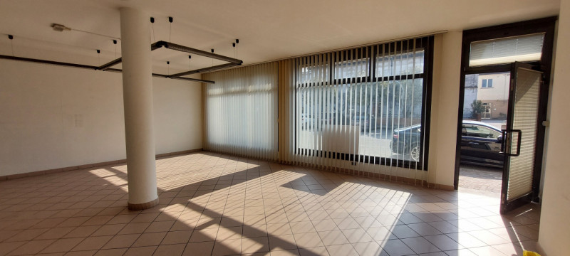 In centro a Pieve di Curtarolo affittasi locale uso ufficio-negozio dalle buone finiture situato ...