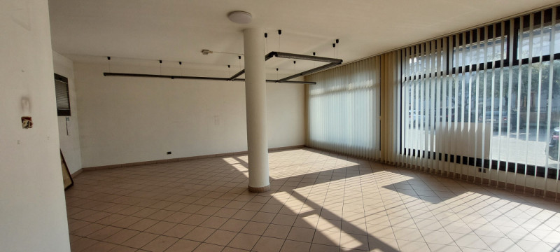 In centro a Pieve di Curtarolo affittasi locale uso ufficio-negozio dalle buone finiture situato ...