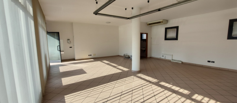 In centro a Pieve di Curtarolo affittasi locale uso ufficio-negozio dalle buone finiture situato ...