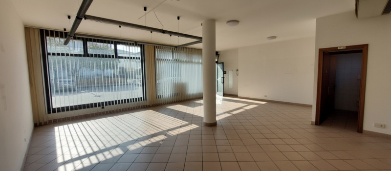 In centro a Pieve di Curtarolo affittasi locale uso ufficio-negozio dalle buone finiture situato ...