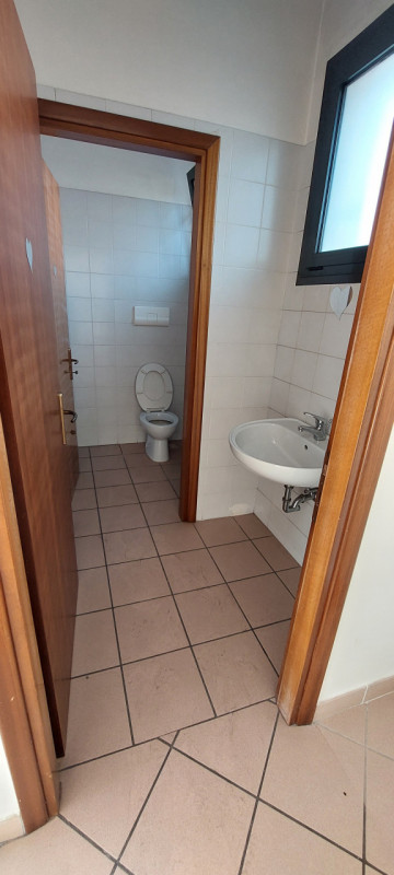 In centro a Pieve di Curtarolo affittasi locale uso ufficio-negozio dalle buone finiture situato ...