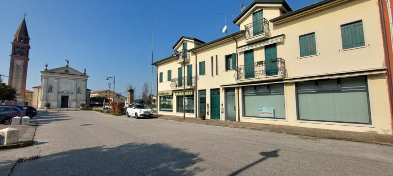 In centro a Pieve di Curtarolo affittasi locale uso ufficio-negozio dalle buone finiture situato ...
