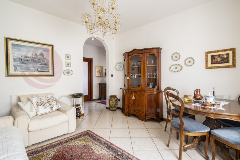 Albignasego zona Ferri in vendita casa singola, con giardino privato, comoda al centro e vicino a...