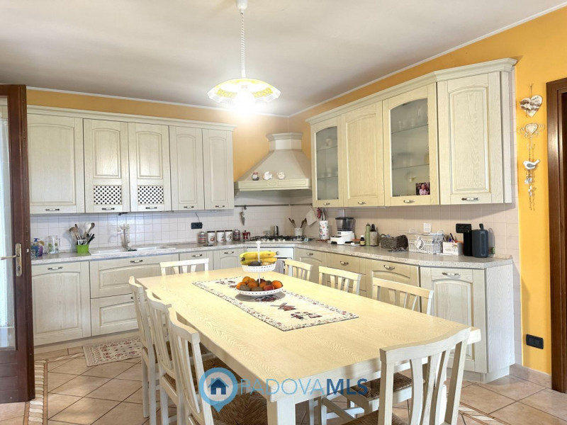 Abano, Monterosso. Bifamiliare, con vista colli, del 2000, in vendita a Euro 375.000, con stupend...