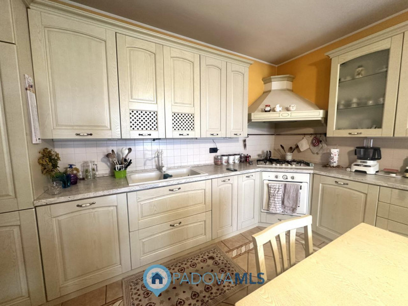 Abano, Monterosso. Bifamiliare, con vista colli, del 2000, in vendita a Euro 375.000, con stupend...