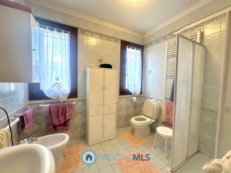 Abano, Monterosso. Bifamiliare, con vista colli, del 2000, in vendita a Euro 375.000, con stupend...