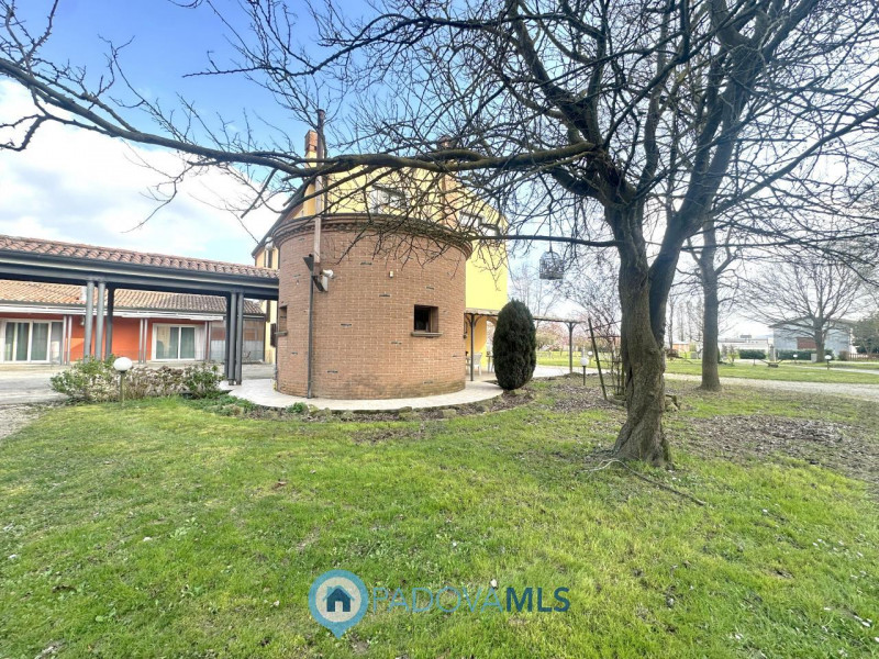 Abano, Monterosso. Bifamiliare, con vista colli, del 2000, in vendita a Euro 375.000, con stupend...