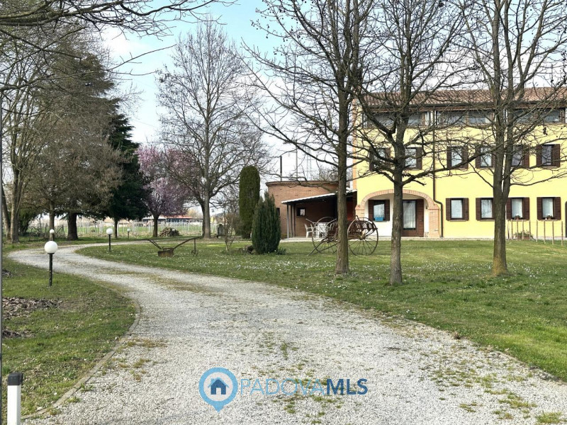 Abano, Monterosso. Bifamiliare, con vista colli, del 2000, in vendita a Euro 375.000, con stupend...