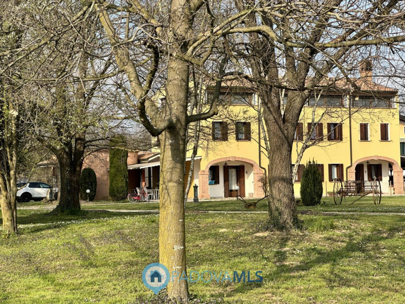 Abano, Monterosso. Bifamiliare, con vista colli, del 2000, in vendita a Euro 375.000, con stupend...